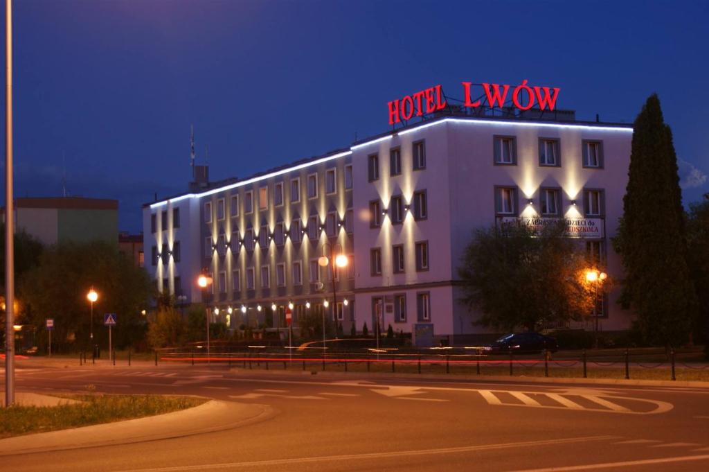 海烏姆的住宿－利沃夫酒店，上面有 ⁇ 虹灯标志的白色建筑