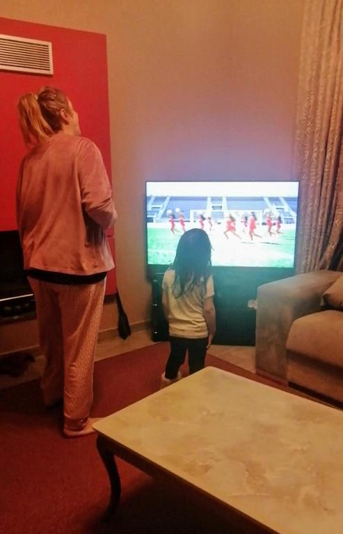 TV a/nebo společenská místnost v ubytování Fella Chalkida