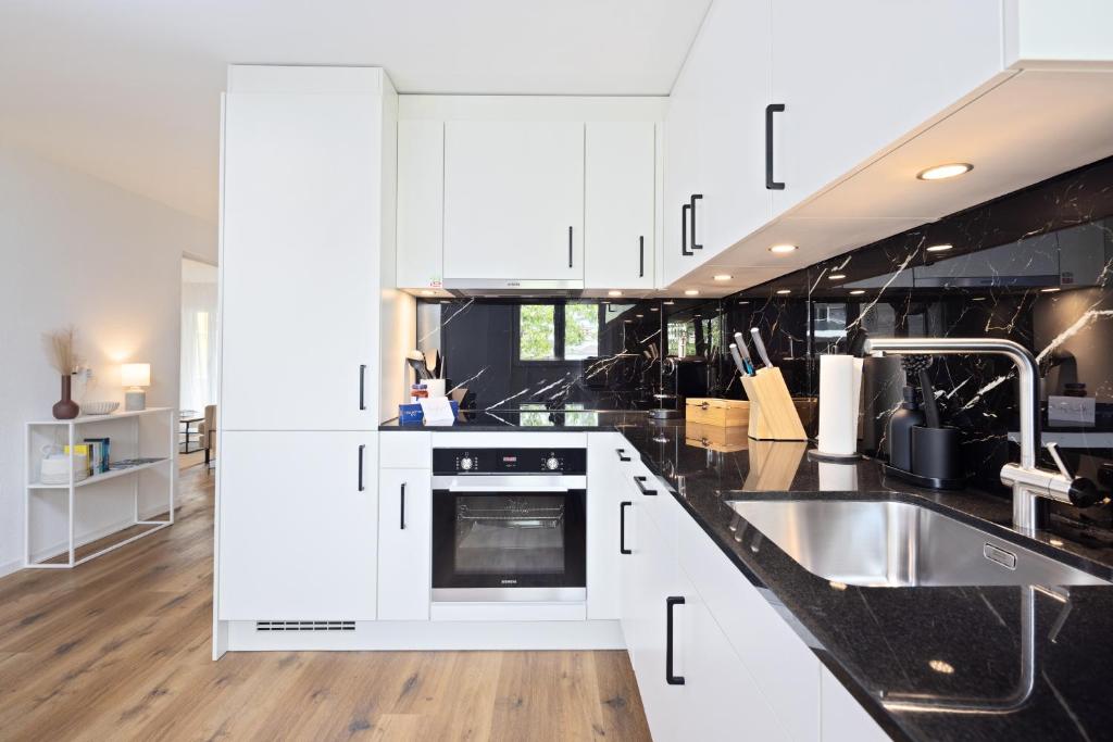 Kuchyň nebo kuchyňský kout v ubytování STAYY Rigi Suites - Self-check-in Premium Apartments - 20min to Lucern - 7min Walk to Lake - Public Transport - Washer Dryer