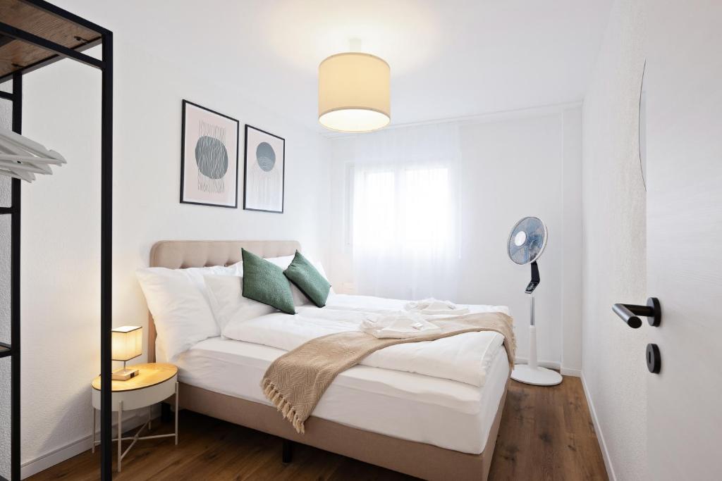 Postel nebo postele na pokoji v ubytování STAYY Rigi Suites - Self-check-in Premium Apartments - 20min to Lucern - 7min Walk to Lake - Public Transport - Washer Dryer