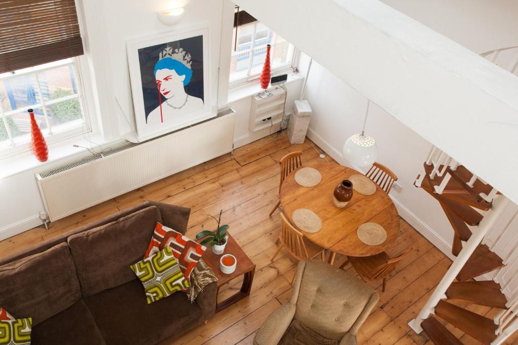 Posezení v ubytování LARGE SHOREDITCH 2/DBL BED LOFT APT