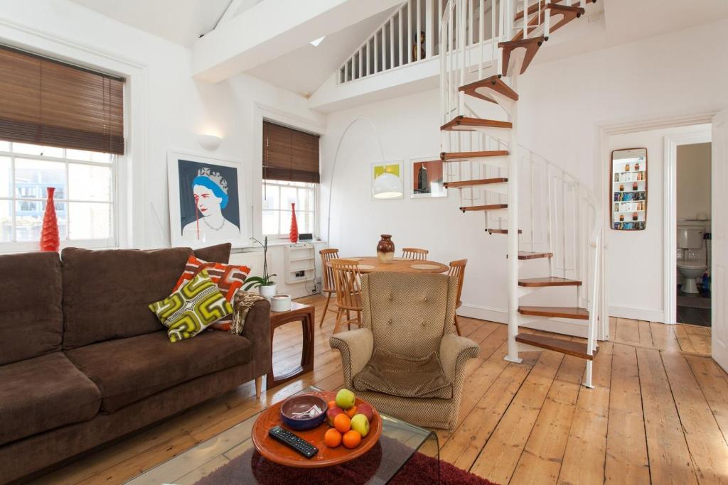 Posezení v ubytování LARGE SHOREDITCH 2/DBL BED LOFT APT