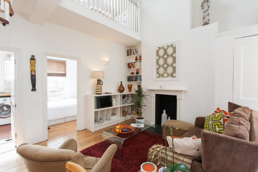 Posezení v ubytování LARGE SHOREDITCH 2/DBL BED LOFT APT