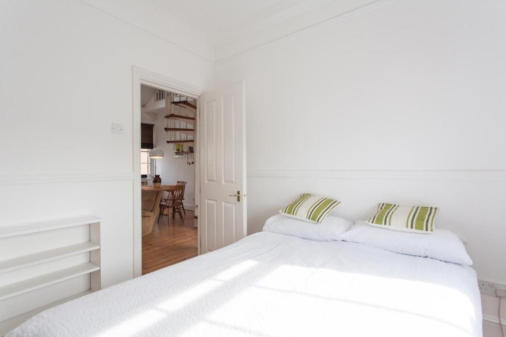 Postel nebo postele na pokoji v ubytování LARGE SHOREDITCH 2/DBL BED LOFT APT