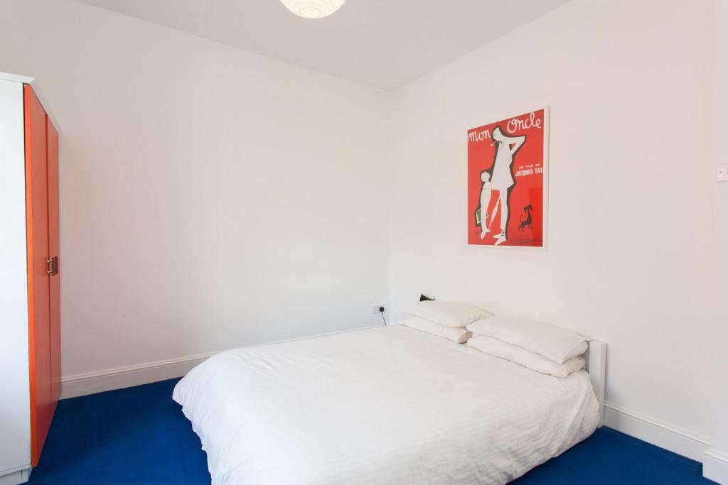 Postel nebo postele na pokoji v ubytování LARGE SHOREDITCH 2/DBL BED LOFT APT