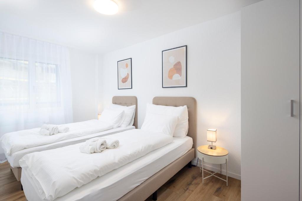 Postel nebo postele na pokoji v ubytování STAYY Rigi Suites - Self-check-in Premium Apartments - 20min to Lucern - 7min Walk to Lake - Public Transport - Washer Dryer