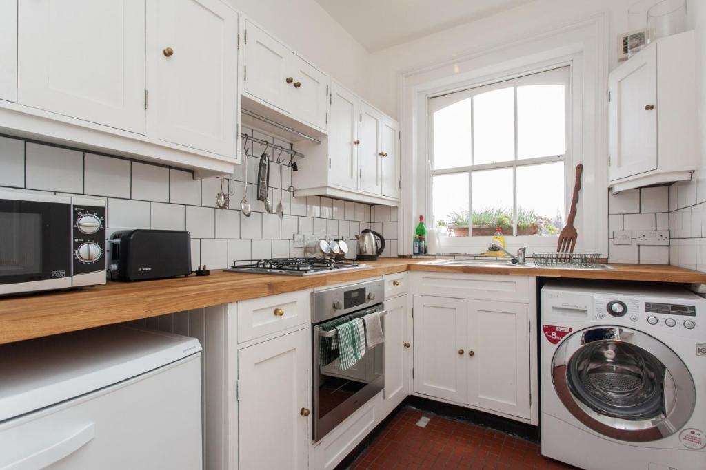 Kuchyň nebo kuchyňský kout v ubytování LARGE SHOREDITCH 2/DBL BED LOFT APT