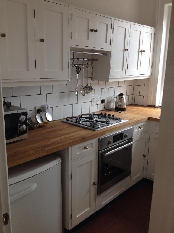 Kuchyň nebo kuchyňský kout v ubytování LARGE SHOREDITCH 2/DBL BED LOFT APT