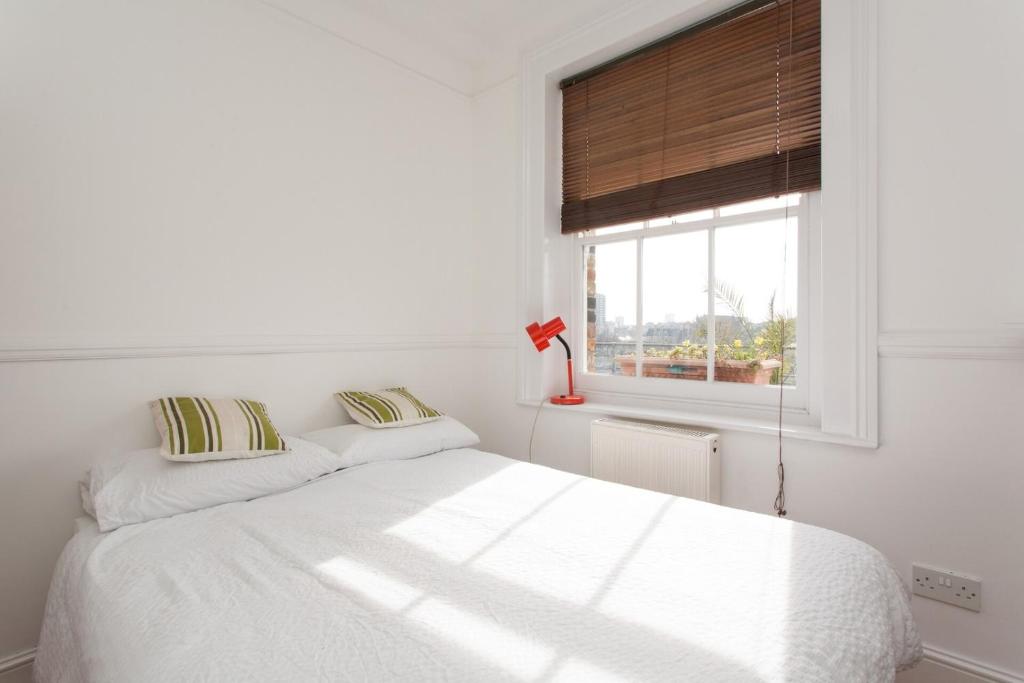Postel nebo postele na pokoji v ubytování LARGE SHOREDITCH 2/DBL BED LOFT APT
