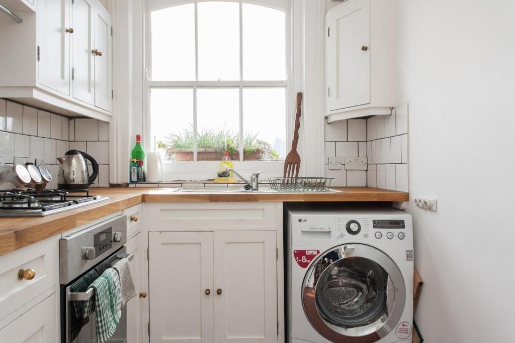 Kuchyň nebo kuchyňský kout v ubytování LARGE SHOREDITCH 2/DBL BED LOFT APT