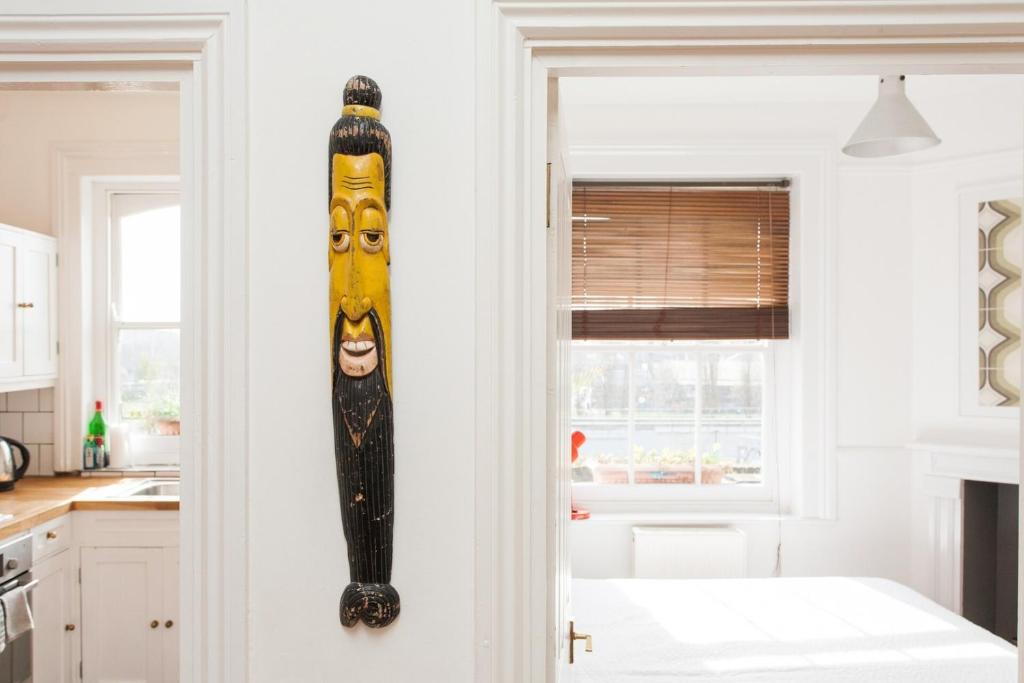 Kuchyň nebo kuchyňský kout v ubytování LARGE SHOREDITCH 2/DBL BED LOFT APT