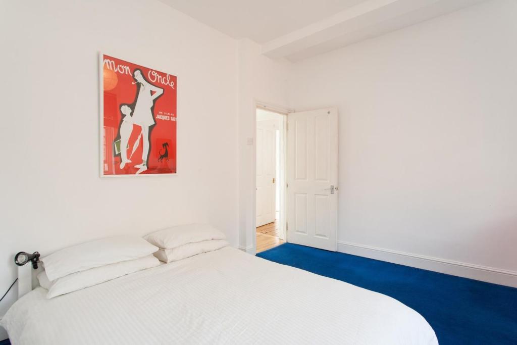 Postel nebo postele na pokoji v ubytování LARGE SHOREDITCH 2/DBL BED LOFT APT