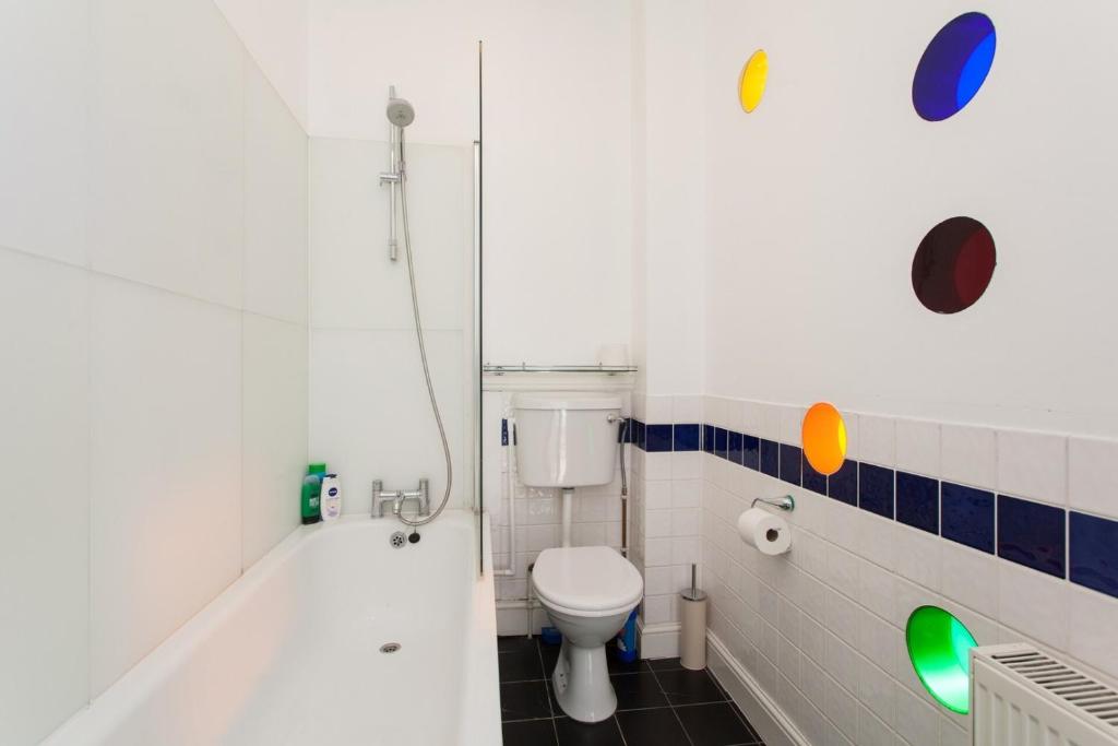 Koupelna v ubytování LARGE SHOREDITCH 2/DBL BED LOFT APT