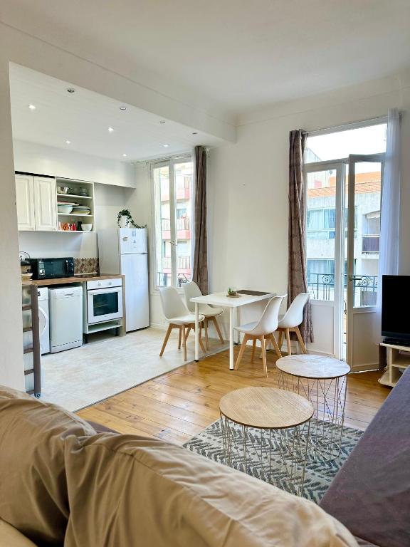 un salon avec une table et des chaises et une cuisine dans l'établissement 3p proche Port, à Nice
