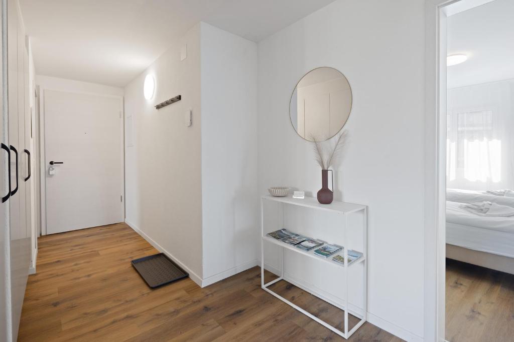 Postel nebo postele na pokoji v ubytování STAYY Rigi Suites - Self-check-in Premium Apartments - 20min to Lucern - 7min Walk to Lake - Public Transport - Washer Dryer