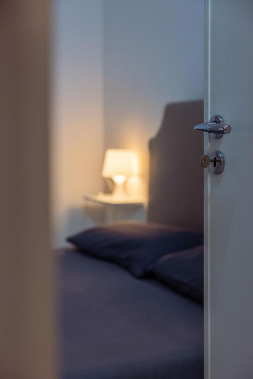 A bed or beds in a room at Chic House