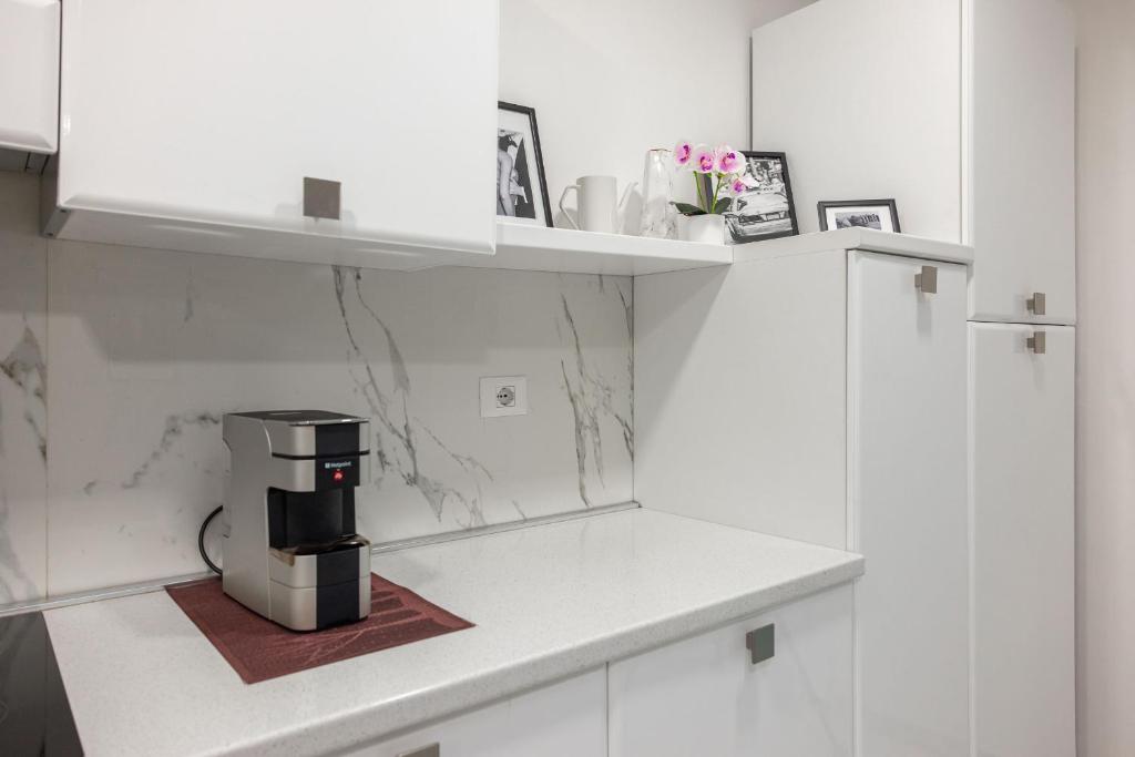 A kitchen or kitchenette at Chic House