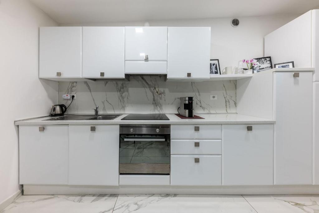 A kitchen or kitchenette at Chic House