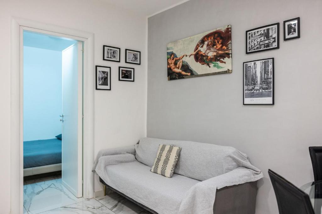 A seating area at Chic House