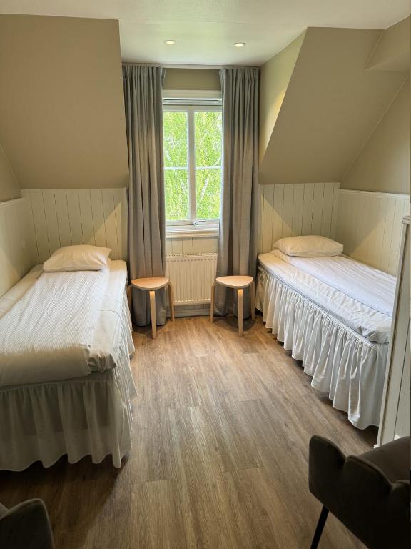 Postel nebo postele na pokoji v ubytování Hotel Tanum Gestgifveri