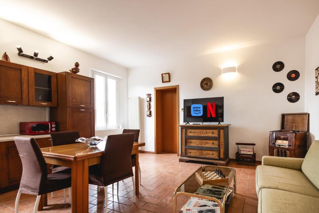 a living room with a table and a tv at Ravenna Retrò Vintage, City Flat 600 meters from the center in Ravenna