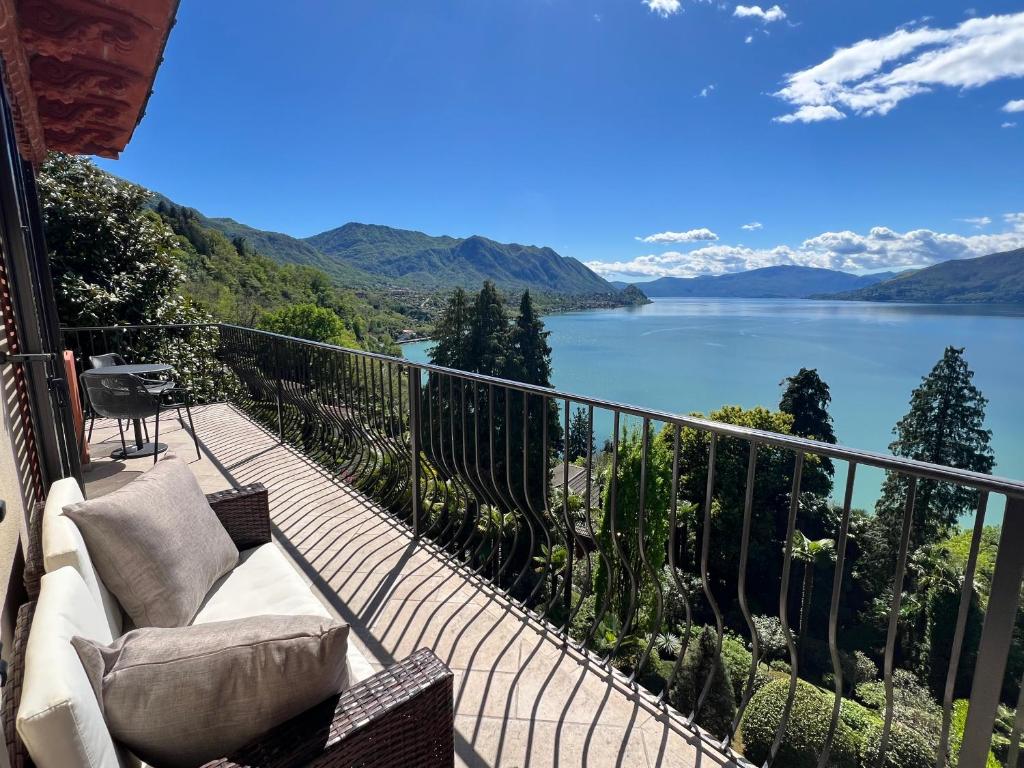 a balcony with a view of a lake and mountains at Appartement Villa Parco Ameno in Germignaga