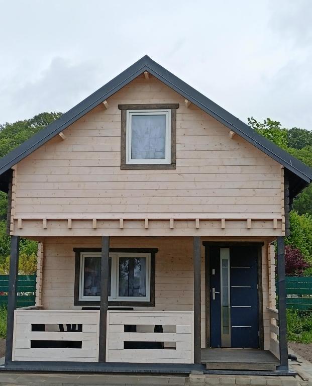 a small house with a window and a door at Domki u Rybaka Wapnica in Wapnica
