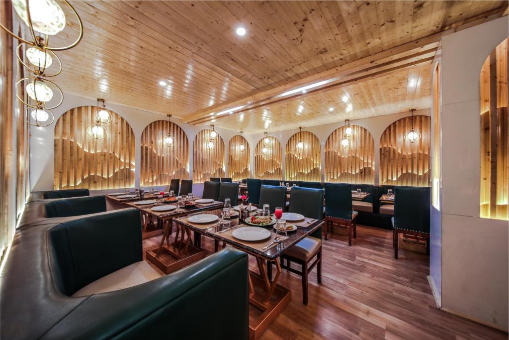 Posezení v ubytování West Western Resort Manali #NearToMallRoad #24HourRestaurent #Gym #Lawn #PlayingZone #PoolTable #KidsFriendly #MountainView #TableTennis #FamilyFriendly #PrivateParking