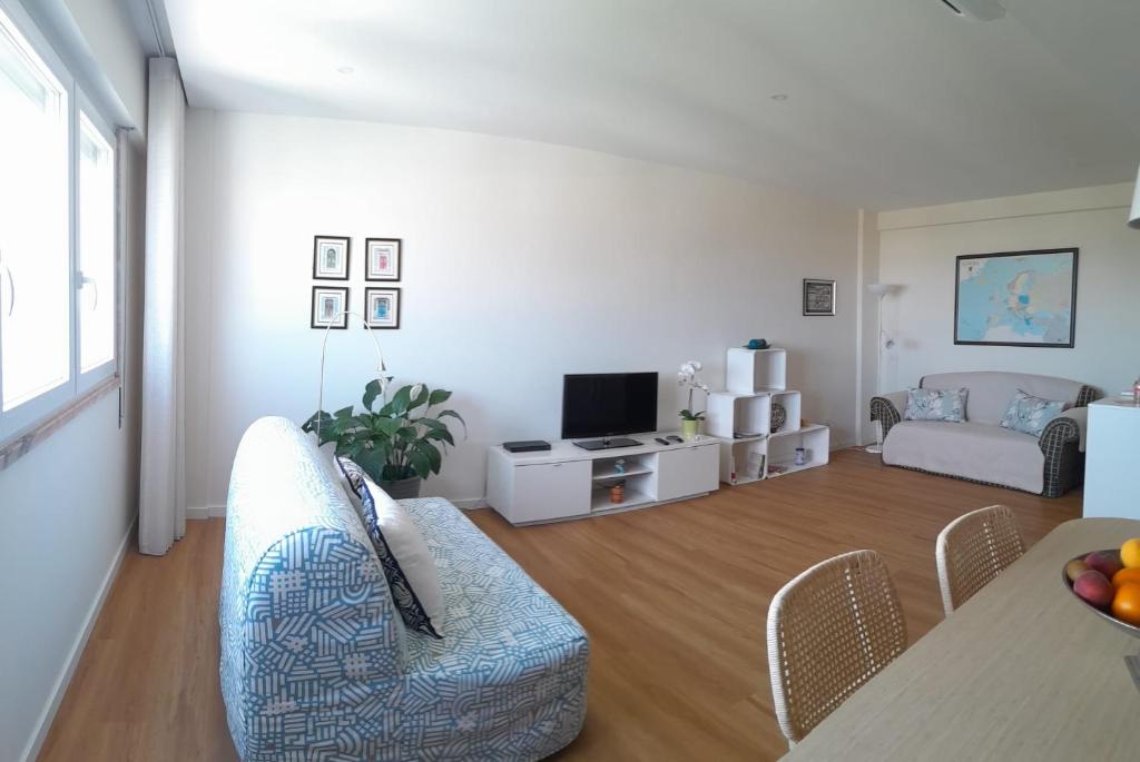 Hotel Vistas Sobre O Rio Tejo, a living room with a couch and a table at Vistas Sobre O Rio Tejo in Lisbon