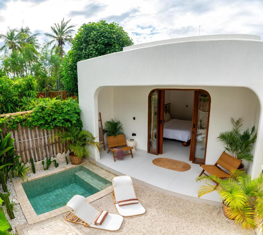 ギリ・トラワンガンにあるIsla Villas - Private Boutique Villasのプール付きの家、ベッドルーム1室