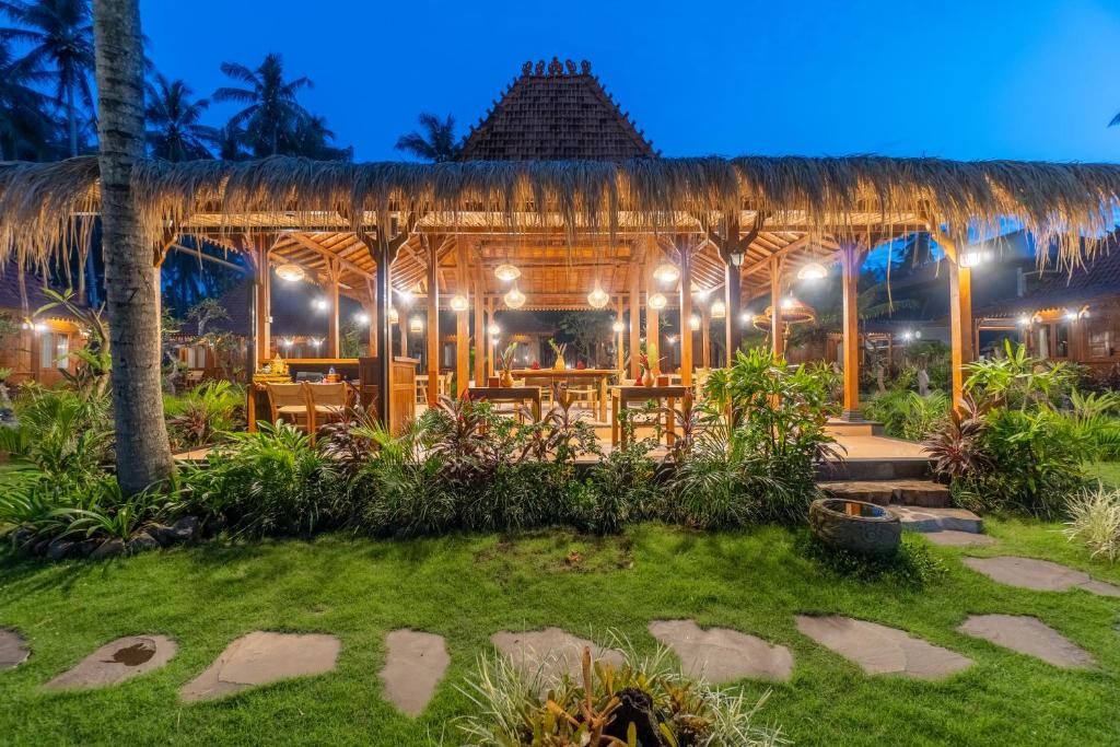 Zahrada ubytování Dani Beach Villa - Beachfront Villas in Penuktukan