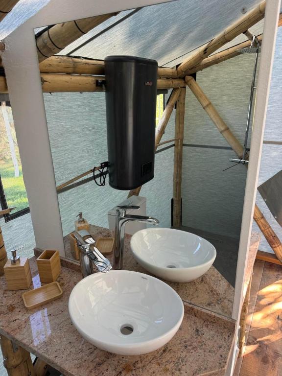 un bagno con lavandino e servizi igienici su un bancone di Bamboo glamping a Kotor (Cattaro)