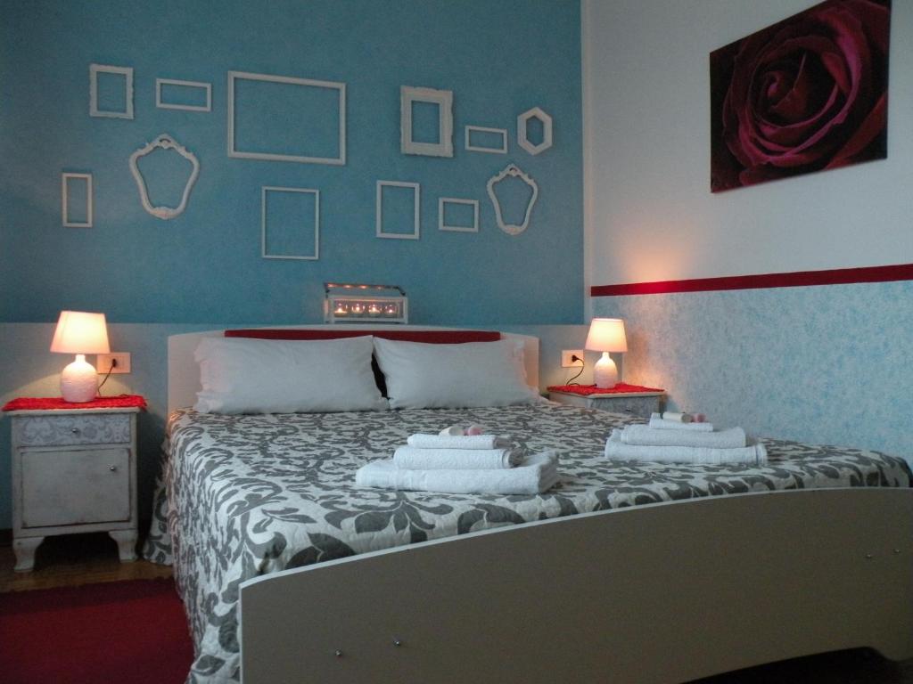 パレルモにあるHostel Josefのベッドルーム1室(大型ベッド1台、ナイトスタンド2台付)