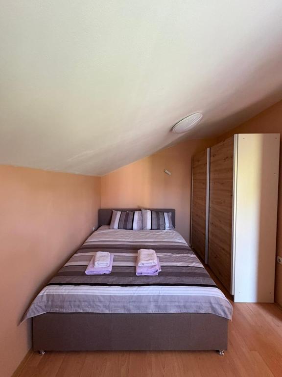 Un pat sau paturi într-o cameră la Pafi Apartment