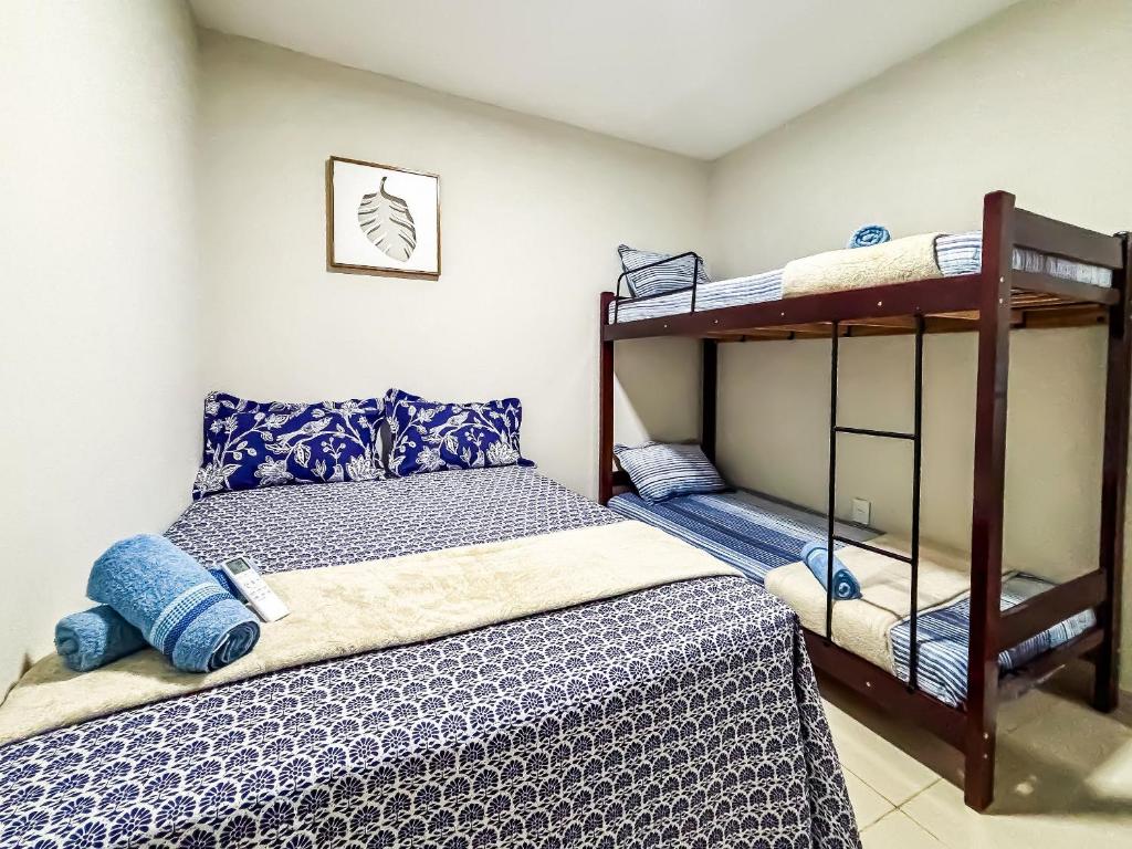 um quarto com 2 beliches num quarto em Vila Imper Host Balsas- Apês com Wi-fi I A/C a 3 min. do Mix Mateus em Balsas