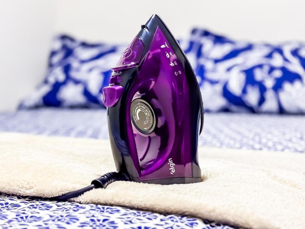 um mouse de computador roxo em cima de uma toalha em Vila Imper Host Balsas- Apês com Wi-fi I A/C a 3 min. do Mix Mateus em Balsas