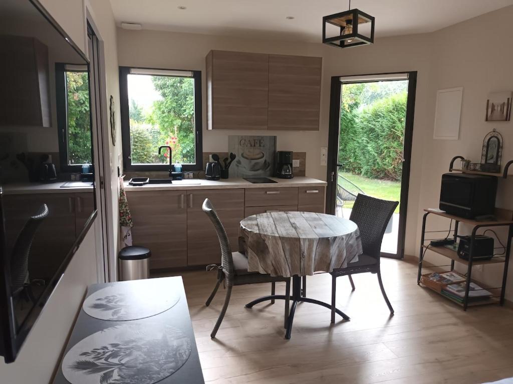 Η κουζίνα ή μικρή κουζίνα στο Studio indépendant au coeur de Locmaria-Plouzané