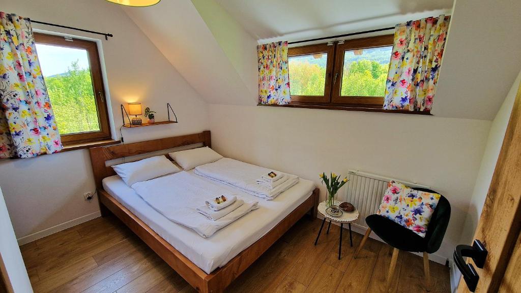 Postel nebo postele na pokoji v ubytování Widokowo - Domki z widokiem na Śnieżkę z Jacuzzi i Sauną