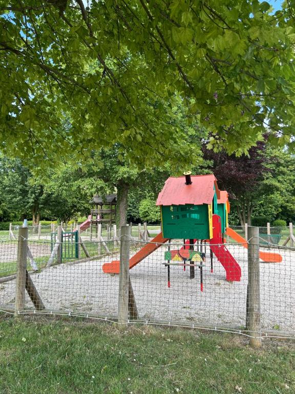 Herní místnost nebo prostor pro děti v ubytování Camping les Marguerites