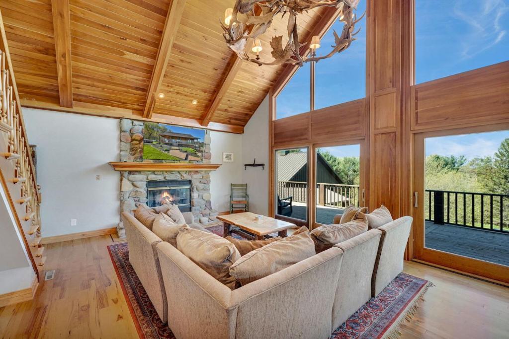 Χώρος καθιστικού στο Renovated & Spacious Home Wood Fireplace Hot Tub