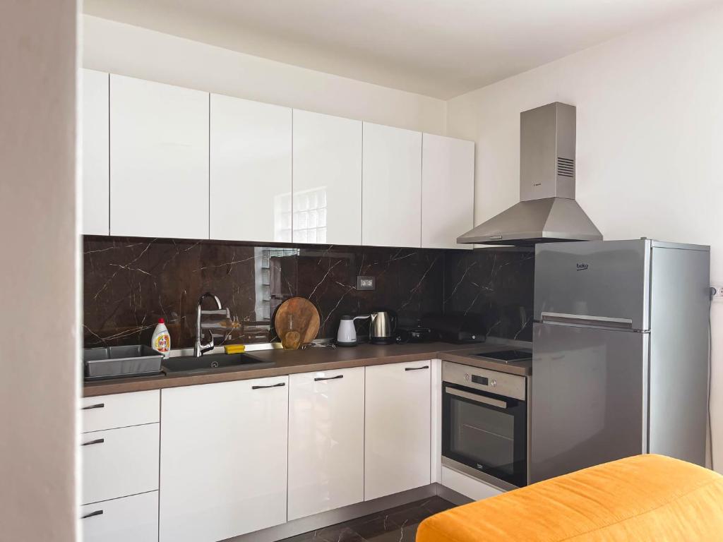 Kuchyň nebo kuchyňský kout v ubytování Apartmani TEO