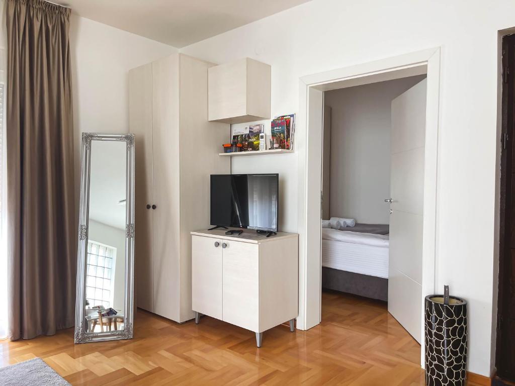 TV a/nebo společenská místnost v ubytování Apartmani TEO