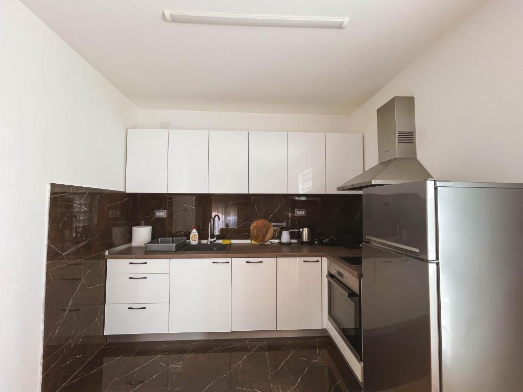 Kuchyň nebo kuchyňský kout v ubytování Apartmani TEO