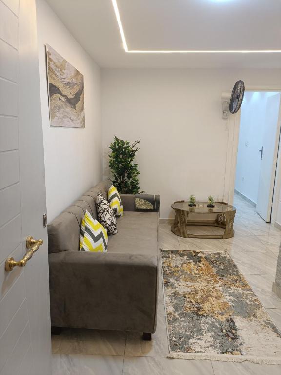 ein Wohnzimmer mit Sofa und Tisch in der Unterkunft العالمين لالعاب المائيه in El-Alamein