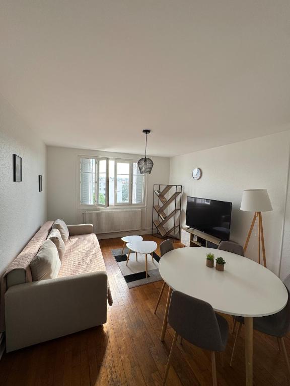 un salon avec un canapé et une table dans l'établissement L auditorium - Parc des Expositions et Congrès, à Dijon