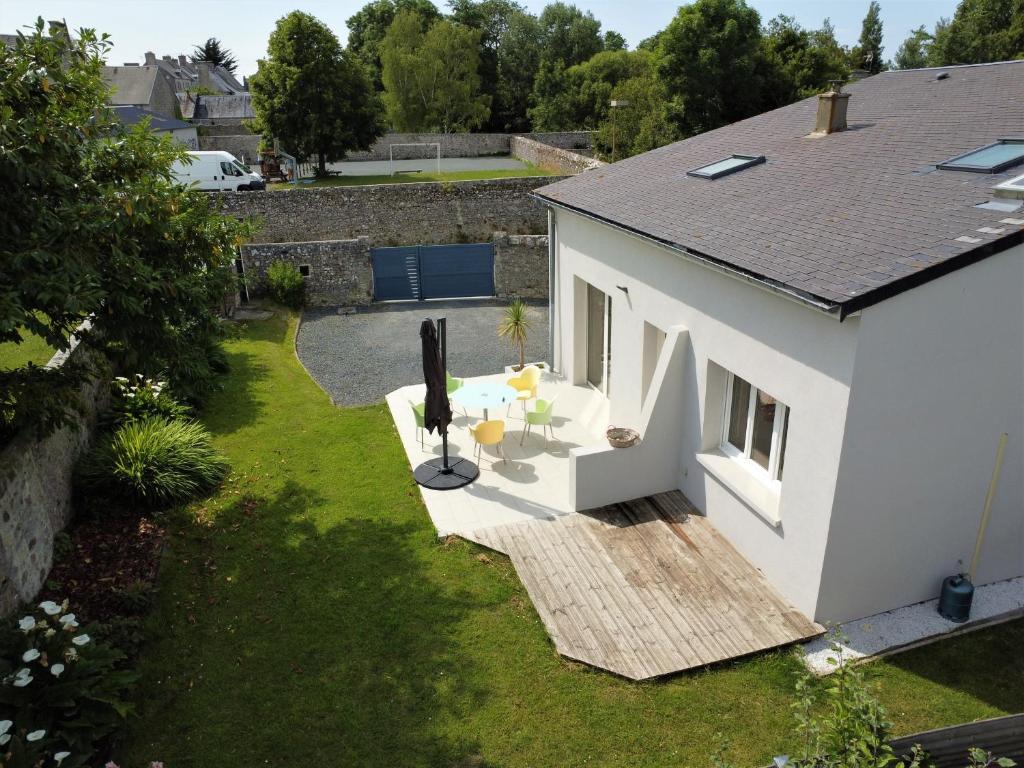- une vue aérienne sur une maison blanche avec une terrasse dans l'établissement Retour de plage, à Regnéville-sur-Mer