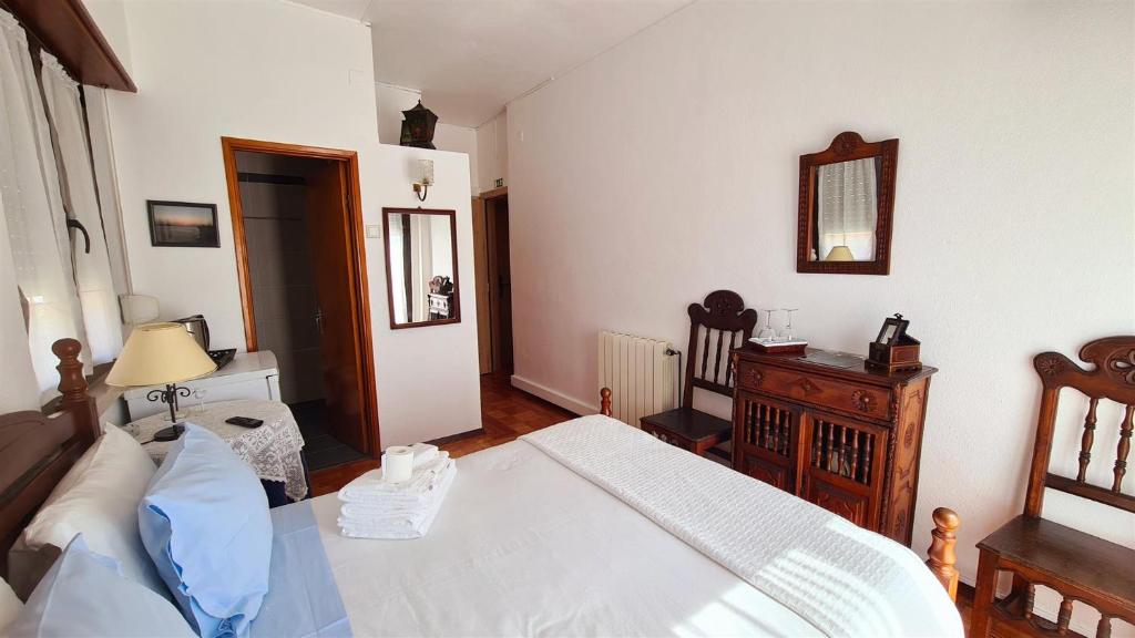 Postel nebo postele na pokoji v ubytování Solar dos Carvalhos - Apartamentos de Turismo