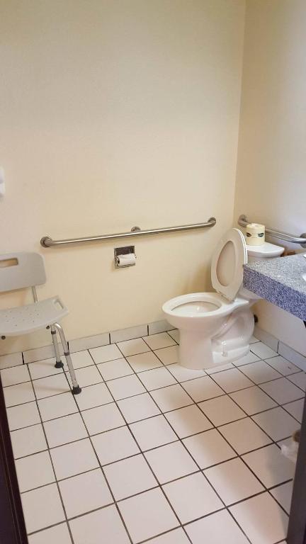 Super 8 by Wyndham Corbin KY - Queen Room - Disability Access/Non-Smoking
