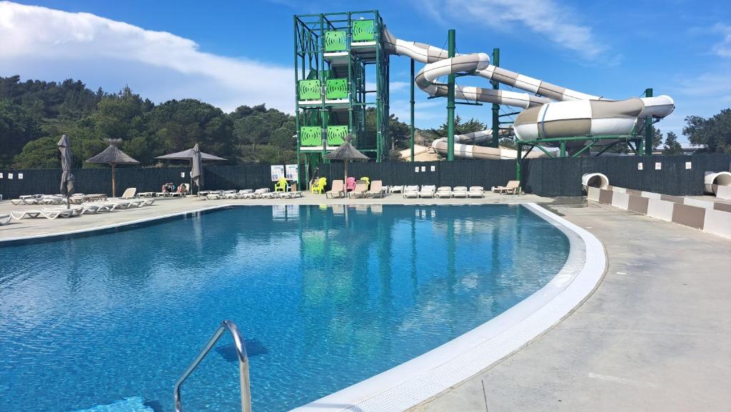Bazén v ubytovaní Mobile Home Climatisé 3 chambres à Narbonne Plage alebo v jeho blízkosti