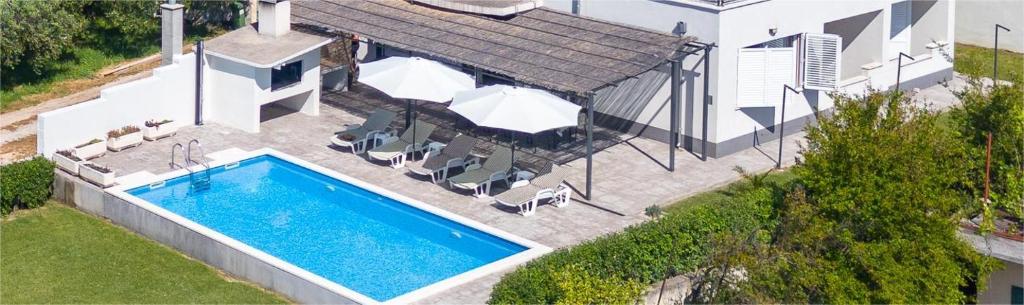 Bazén v ubytovaní Modern apartment with private pool near Split alebo v jeho blízkosti